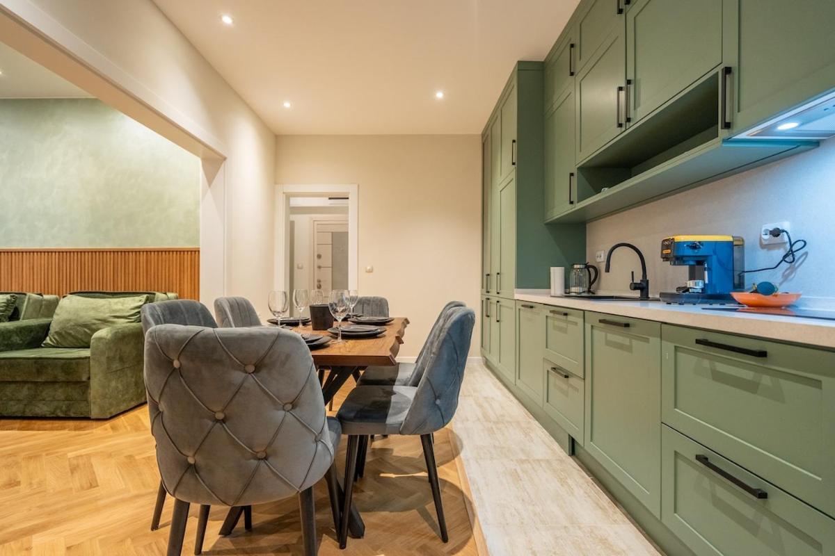 Elegant & Stylish 2-bedroom Apartment *