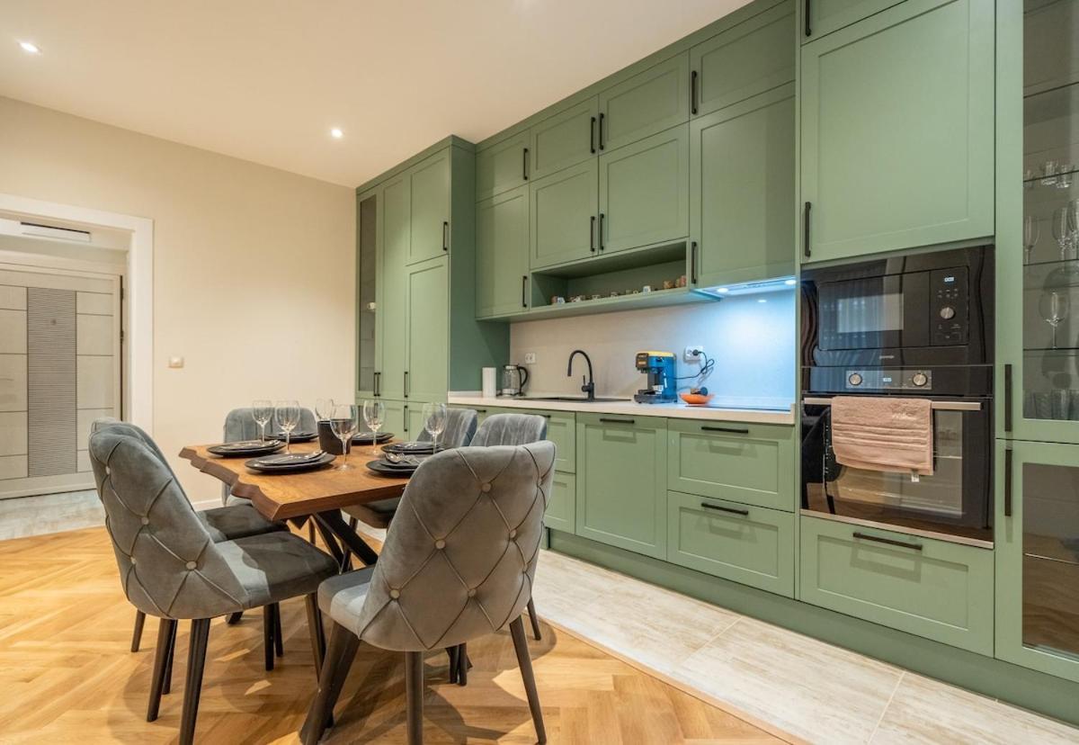 Elegant & Stylish 2-bedroom Apartment *